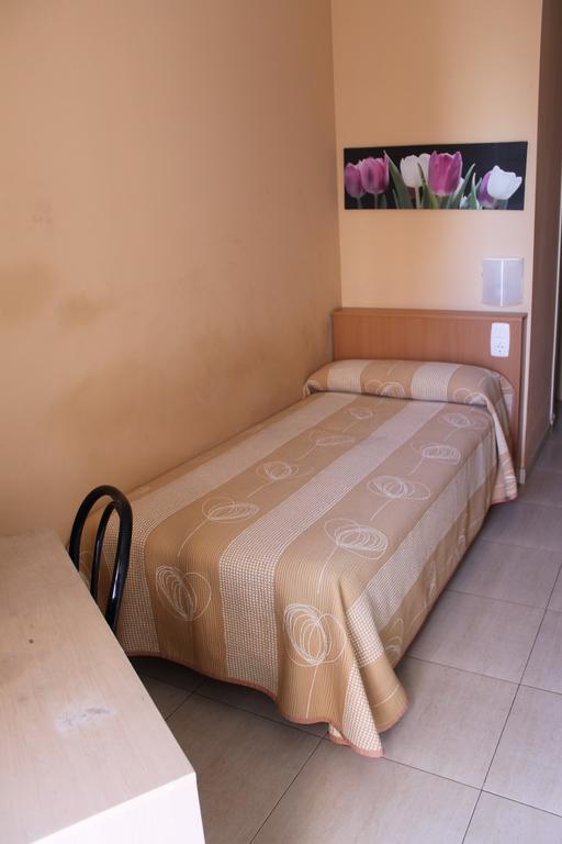Hostal Cal Siles El Prat de Llobregat Exterior photo